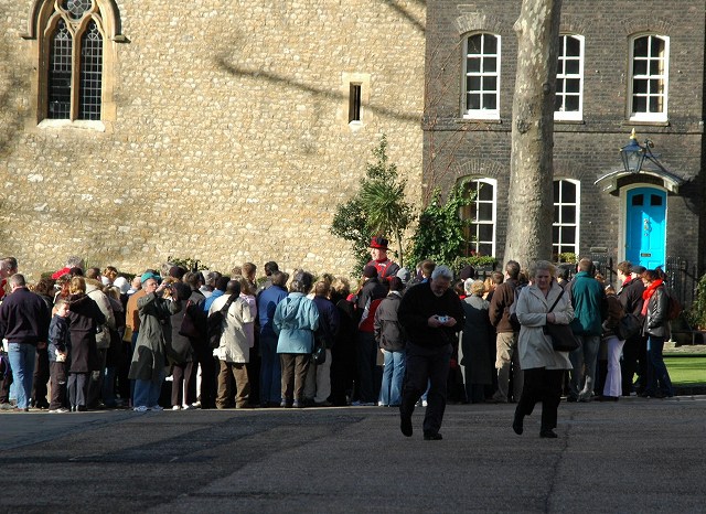 ヨーマンウォーダーによるガイドツアーの様子