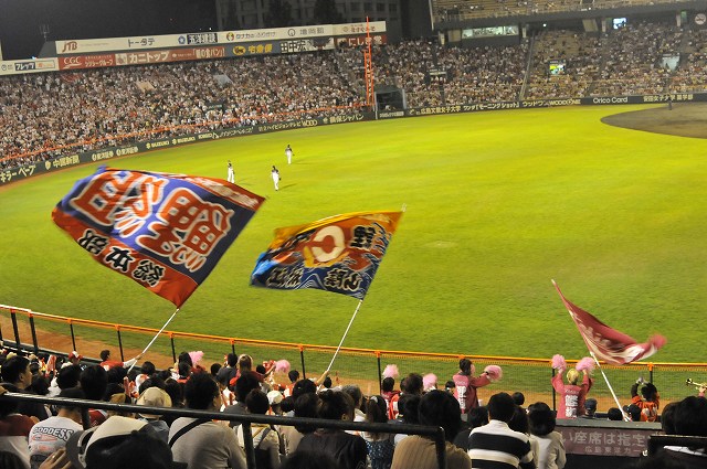 盛り上がるカープファン