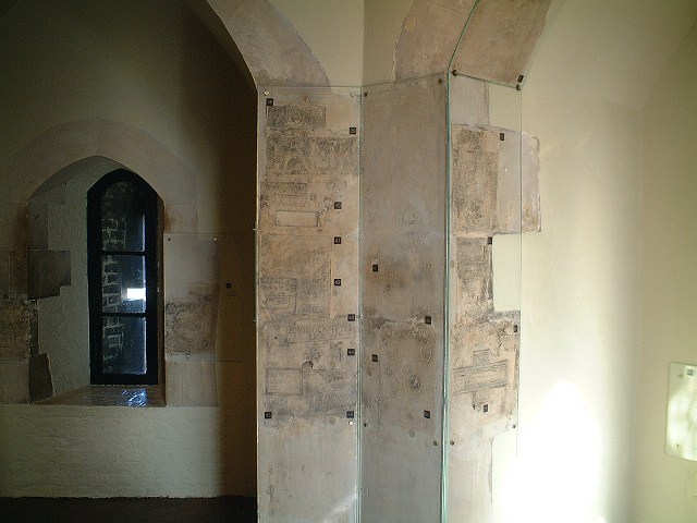 塔の囚人が彫った字