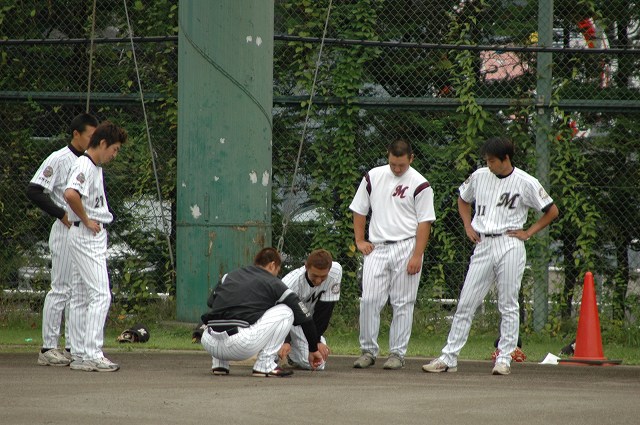 黒木が若手投手を集めて何か教えています