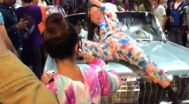 渋谷ハロウィンで車の上に乗ったバカ女さん、引きずり降ろされ地面に叩きつけられる