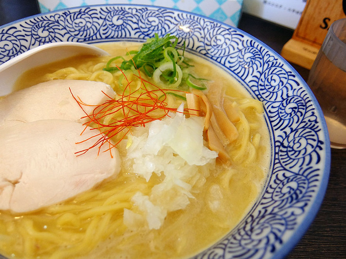 人気ラーメン店で食べ残す人……