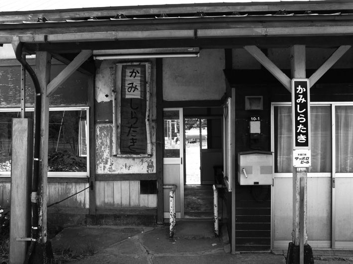 間もなく消える駅と夜行列車の光り