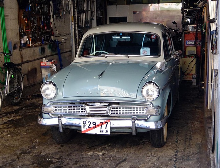 仮ナンバーのアルトと三菱プラウディア