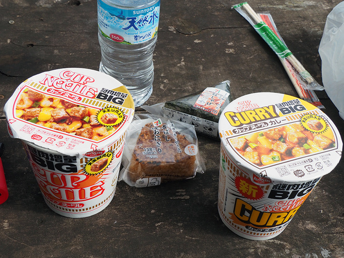 カップ麺は山のごちそうです♪