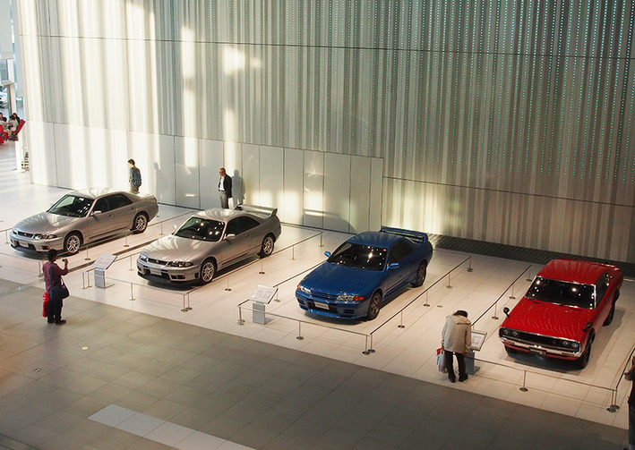 古いグロリアと日産の本社売却