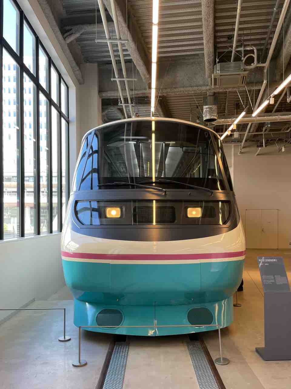 小田急電鉄　特急ロマンスカーRSE（20000形）　折りたたみテーブル　鉄道部品 330px-