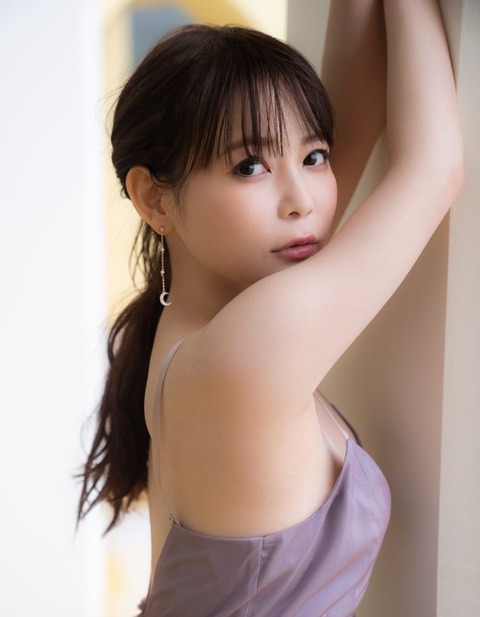 中川翔子のデビュー20周年記念した写真集「ミラクルミライ」