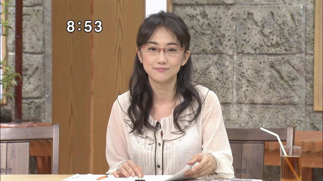 唐橋ユミ 視聴者を虜にする艶やかさ 熟女の魅力 メガネ付き必見 バズりネタ速報