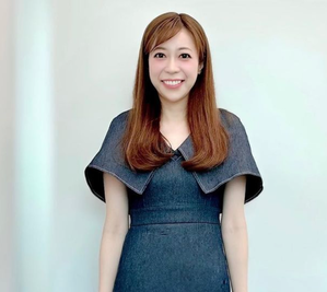 【画像】平出真有キャスター、深いスリットで太もも見せて挑発するwwww : バズアンテナ