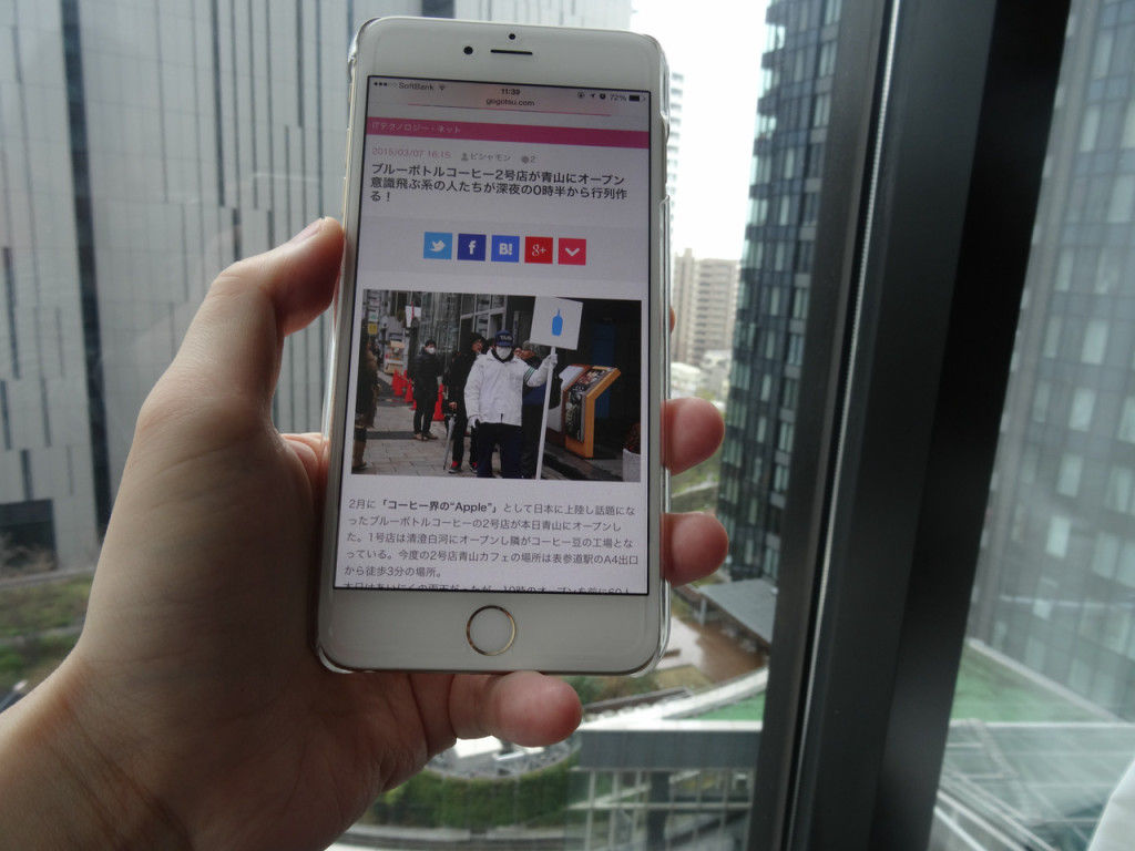 スマホの持ちかたを間違えると小指が曲がる？!DoCoMoが警告を ...