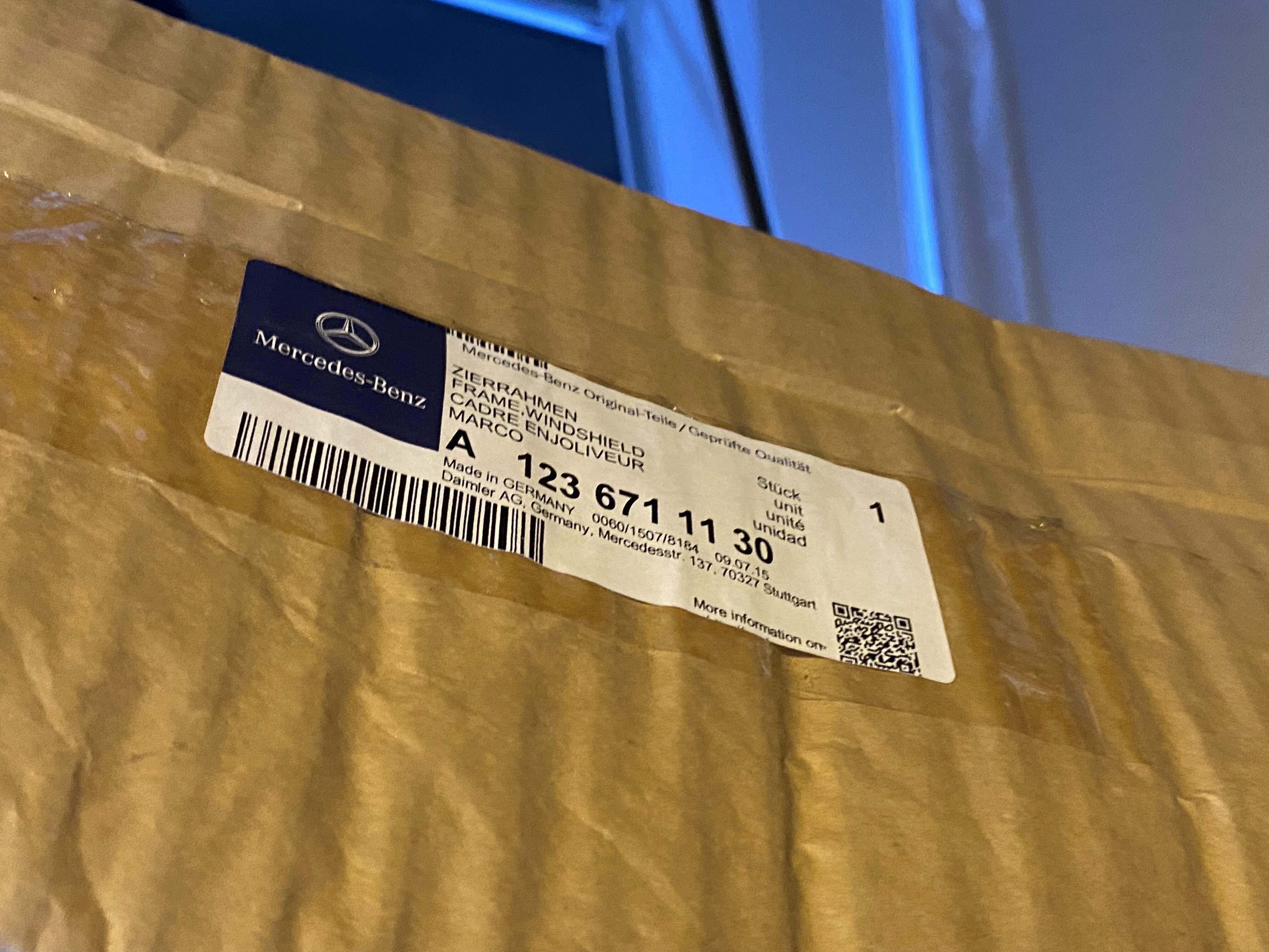 W123 「キズだらけのフロントガラスは‥ おいくら万円 