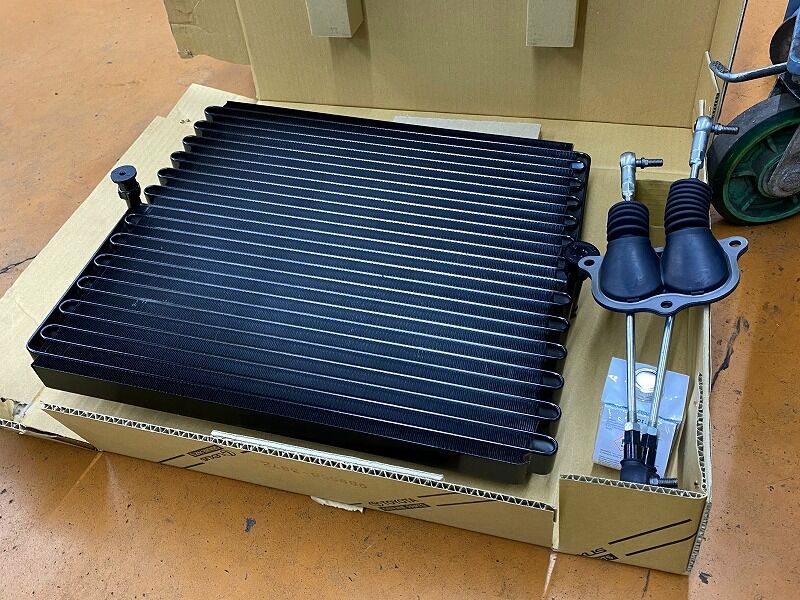 100系ハイエース 『A/Cコンデンサー交換、燃料ホース交換