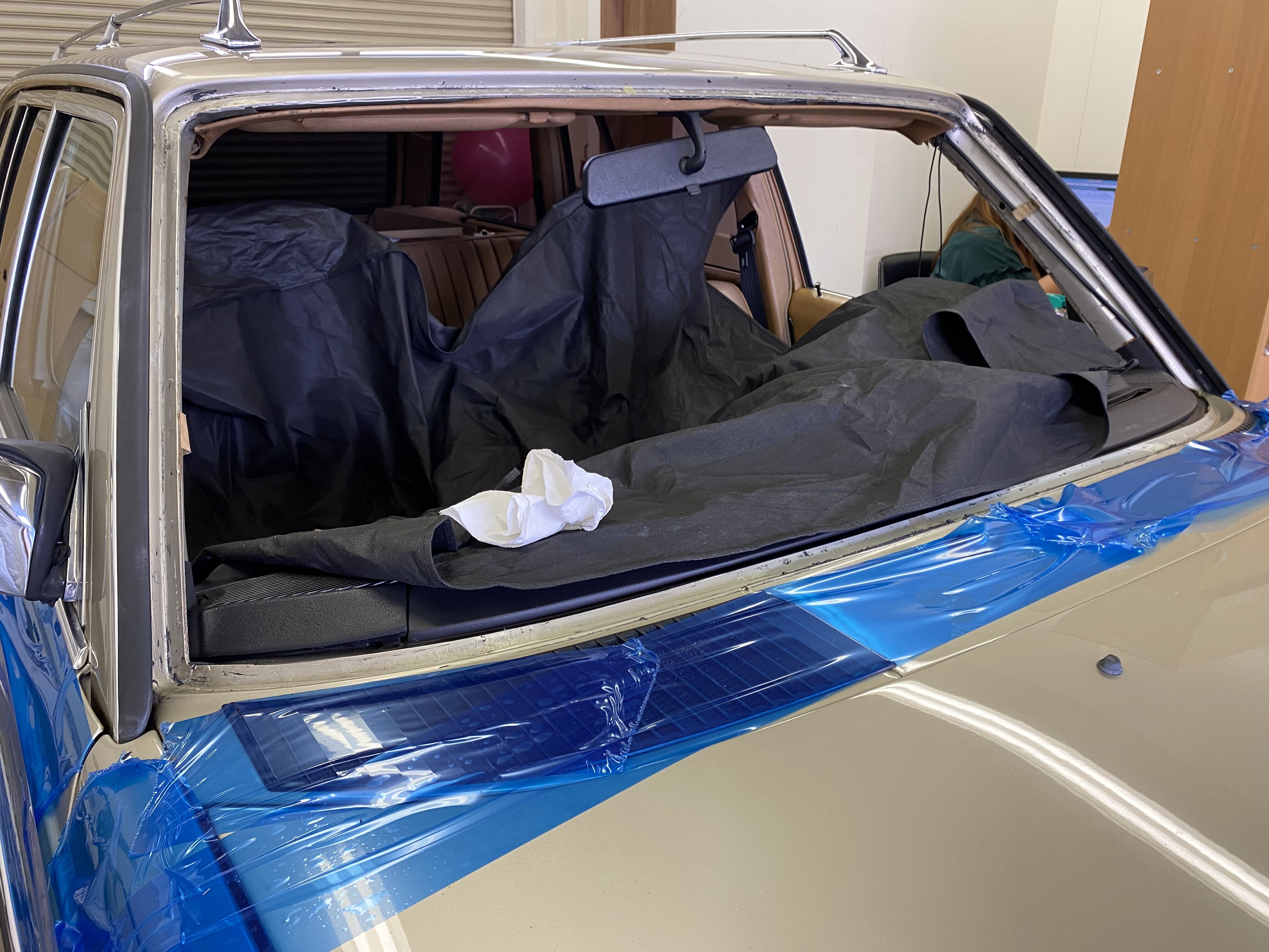 W123 「キズだらけのフロントガラスは‥ おいくら万円