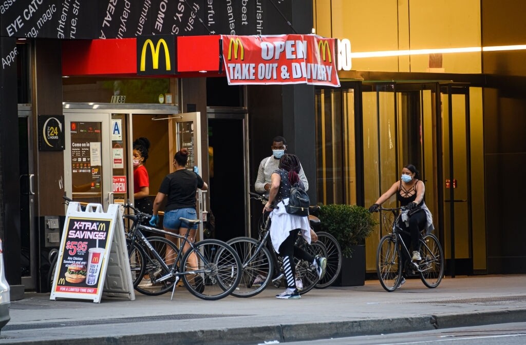 悲報 自転車のワイが深夜にマクドのドライブスルーに行った結果w チャリ足