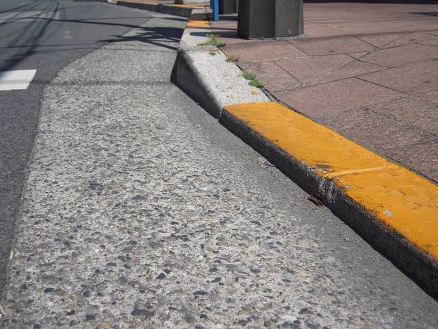 自転車でこの段差上がろうとしてズガガガってなって死にかける奴