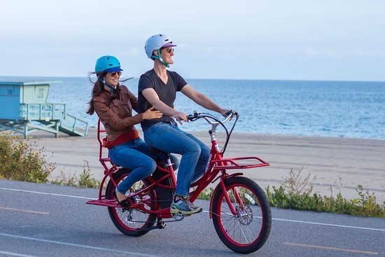 自転車二人乗りしてるカップルが チャリ足