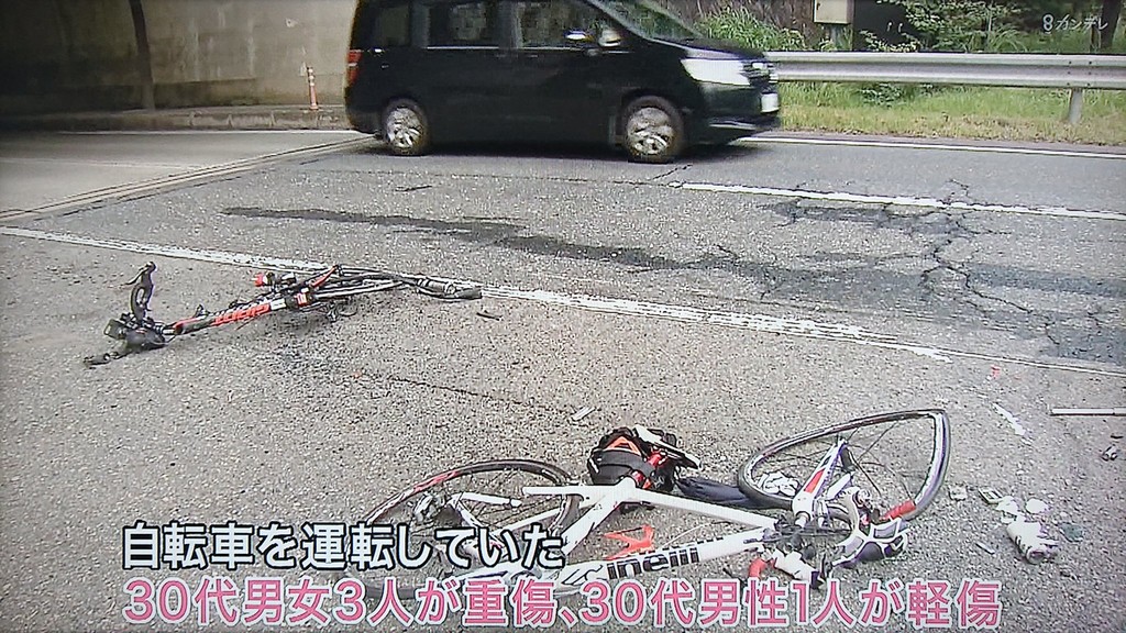 トンネルで自転車9台の列に車が突っ込む