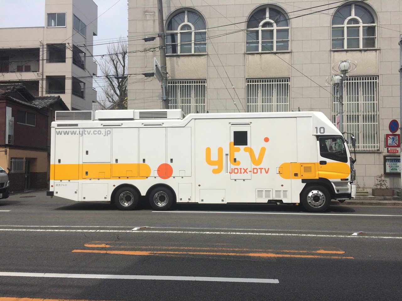 テレビ 中継 車 テレビ の 画面 が 部分 的 に 暗い イラスト画像集
