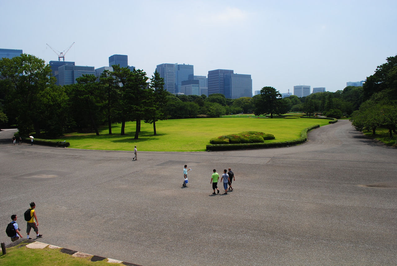 江戸城本丸跡の広大な庭園