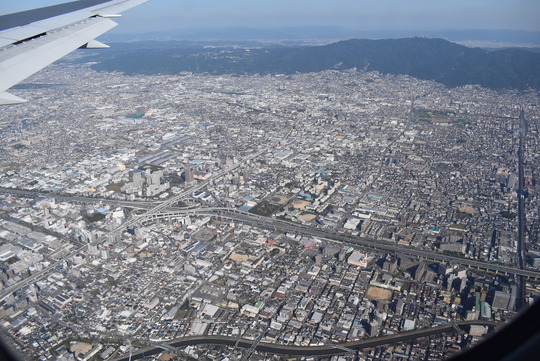 東大阪上空から生駒山を望む