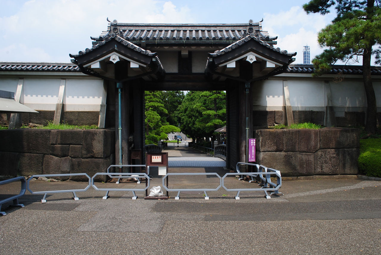 北詰橋門から北の丸を望む