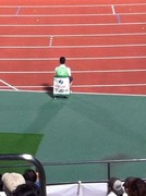 ボールボーイの椅子には「クスリのサンロード」の広告が。<br>