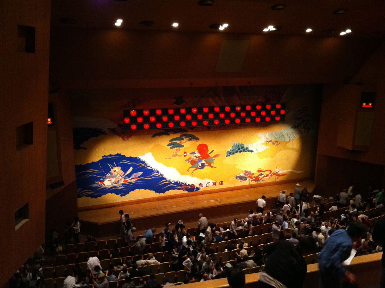 神戸文化ホール・中ホールの緞帳