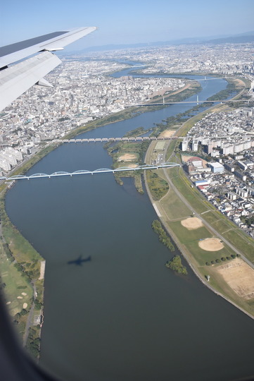 搭乗している飛行機の陰が川面に