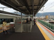 ホームは狭い