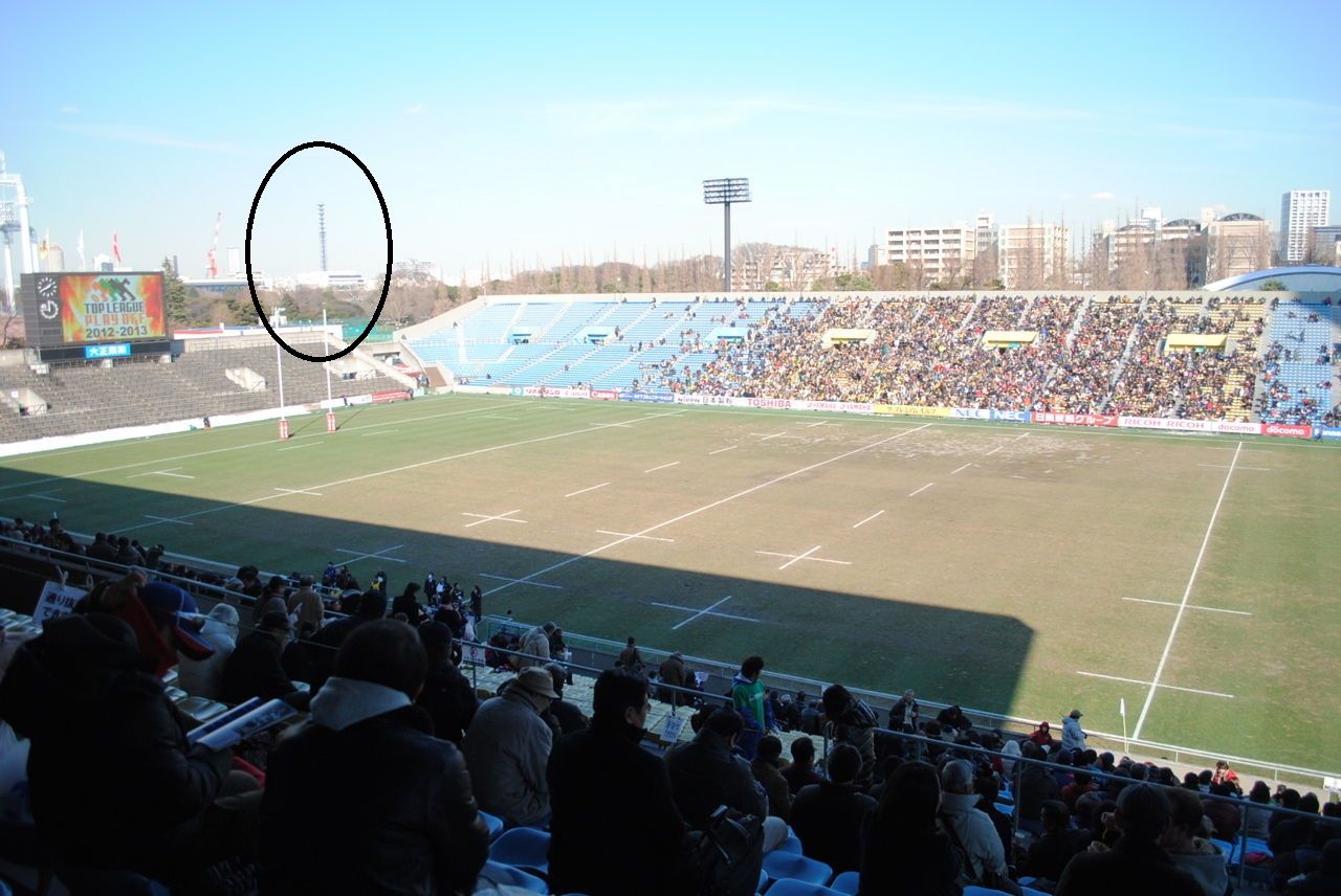 秩父宮スコアボード後方に