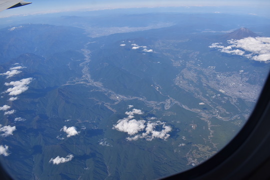 富士川上空。甲府盆地からの流れが一望で右に富士山な構図