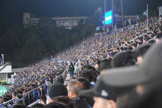 満場の万博記念競技場