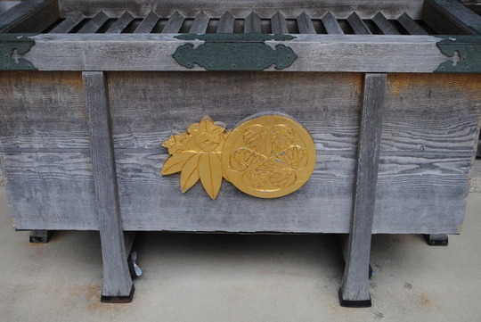 多田神社拝殿賽銭箱
