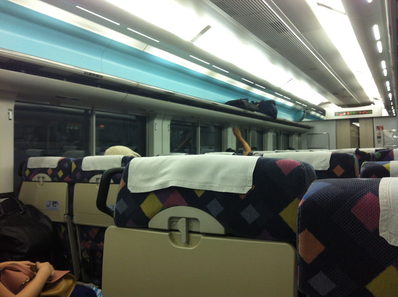特急かいじの車内-2
