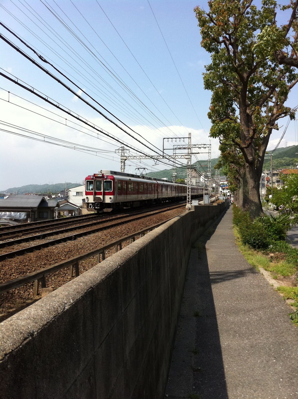 近鉄電車の線路沿い