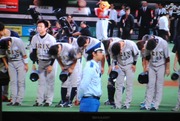 激闘を終えファンに挨拶するBs選手