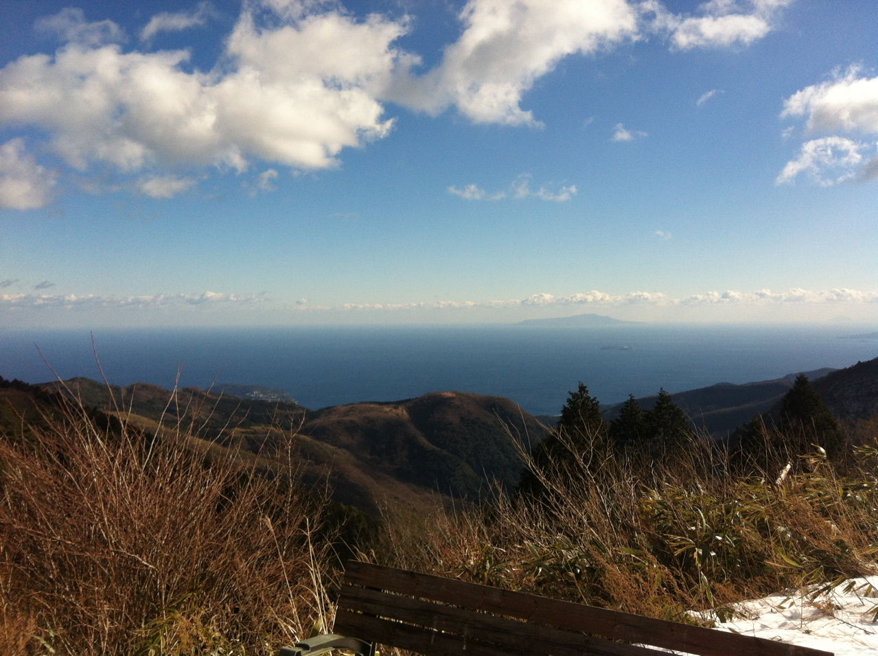 相模湾から伊豆大島を望む