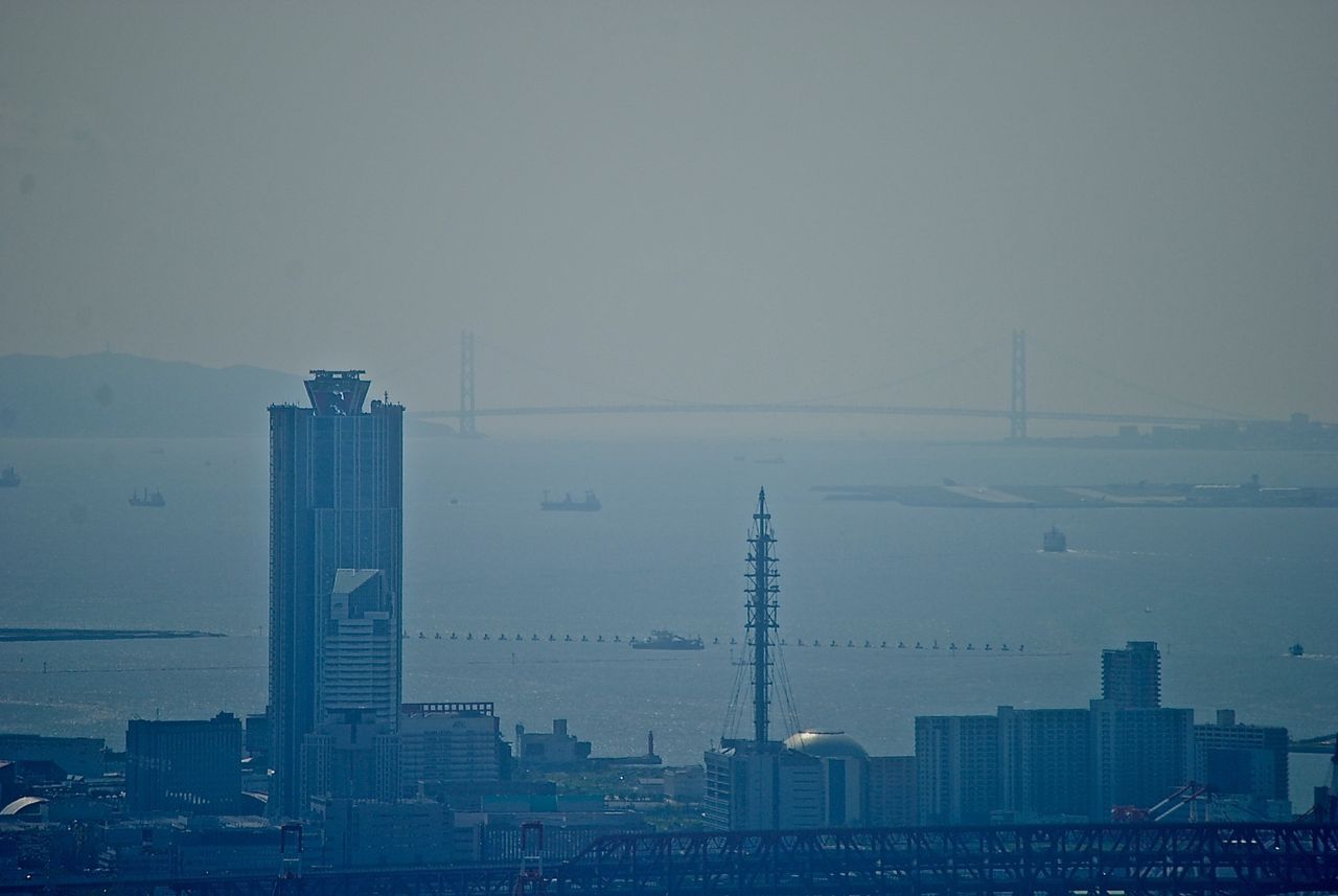 南港ATCの向こうに明石海峡大橋