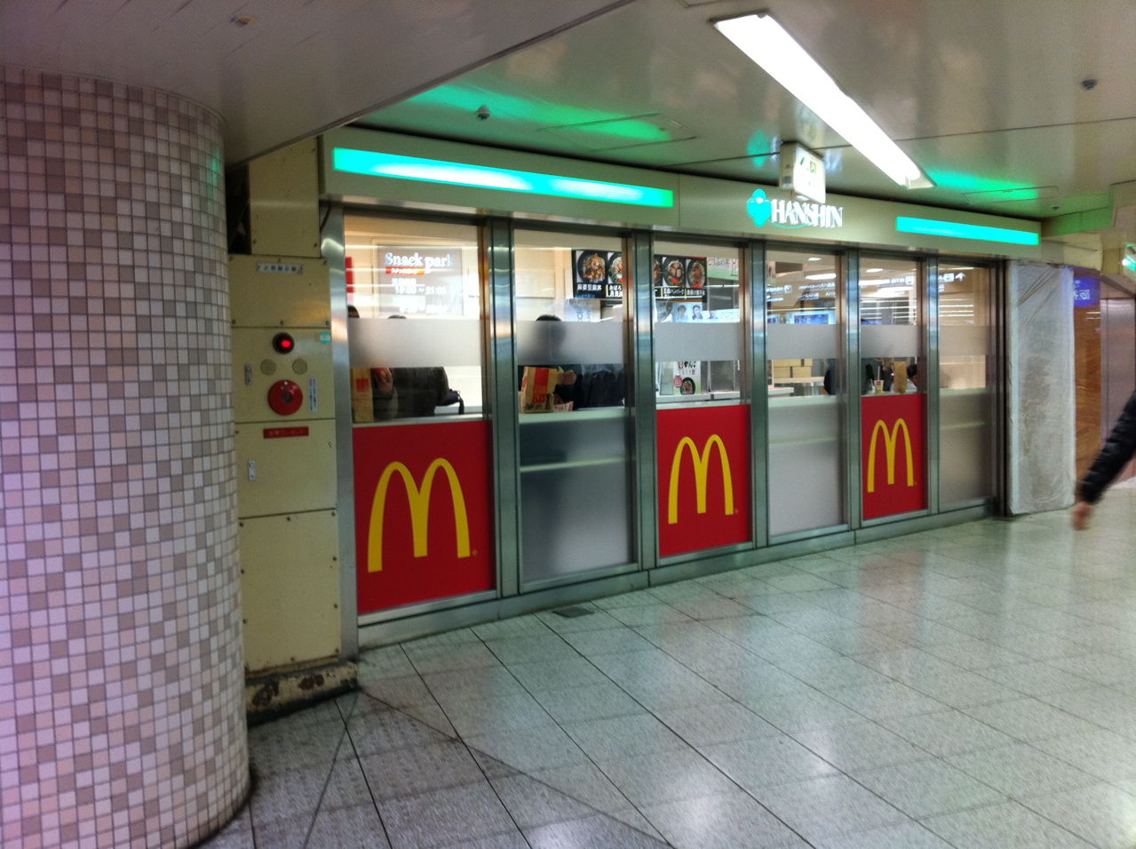 梅田阪神マクドナルド