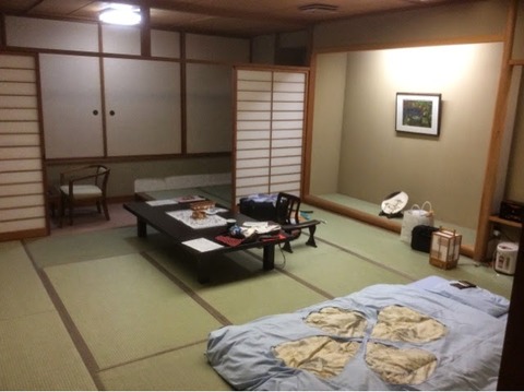 部屋に入ってきたのは…