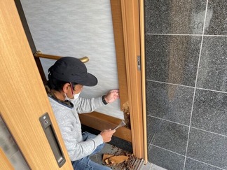既存の玄関枠を撤去している画像