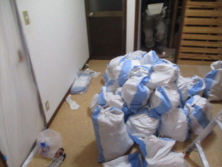 解体作業後に出た廃材の画像