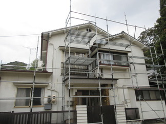 足場を設置している画像
