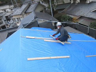 屋根を雨養生している画像