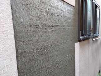 窓撤去後の穴をモルタルで塞いだ画像