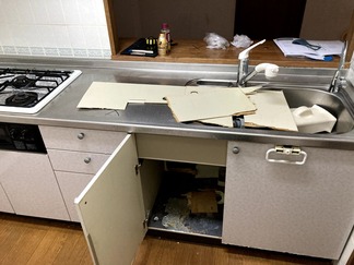 キッチンを解体している画像
