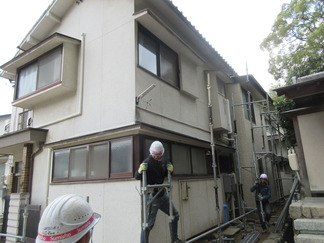 足場を設置している画像
