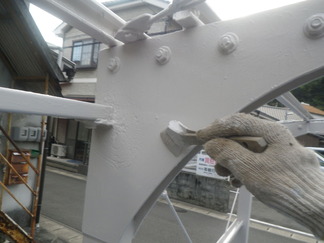 カーポートを塗装している画像