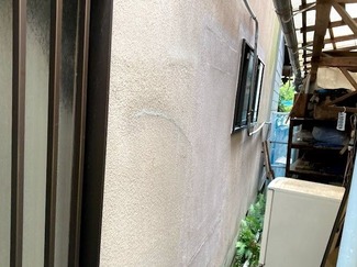 モルタルで補修した箇所を塗装した画像